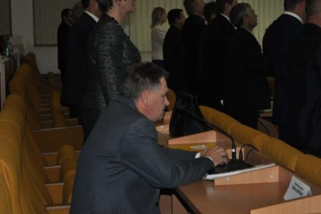 'Позор!': николаевский депутат отказался встать под гимн Украины