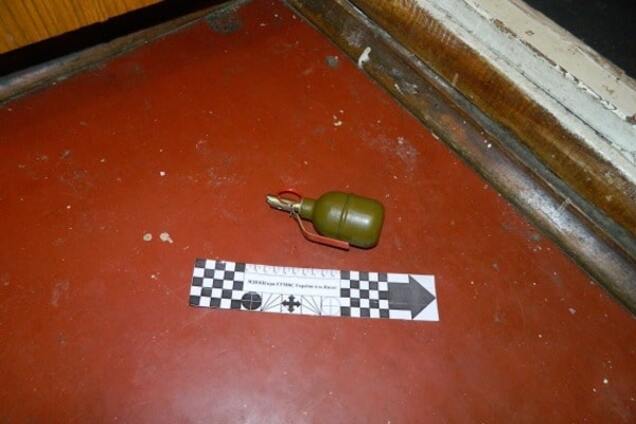 В Киеве мужчина с гранатой угрожал взорвать квартиру