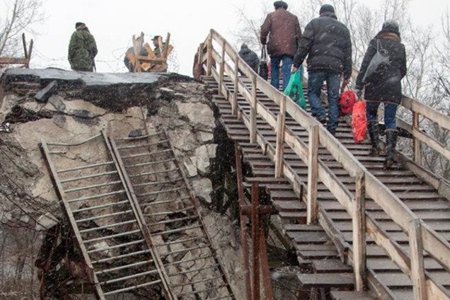 Не для слабаков: опубликованы фото жуткого пешеходного перехода в Станицу Луганскую
