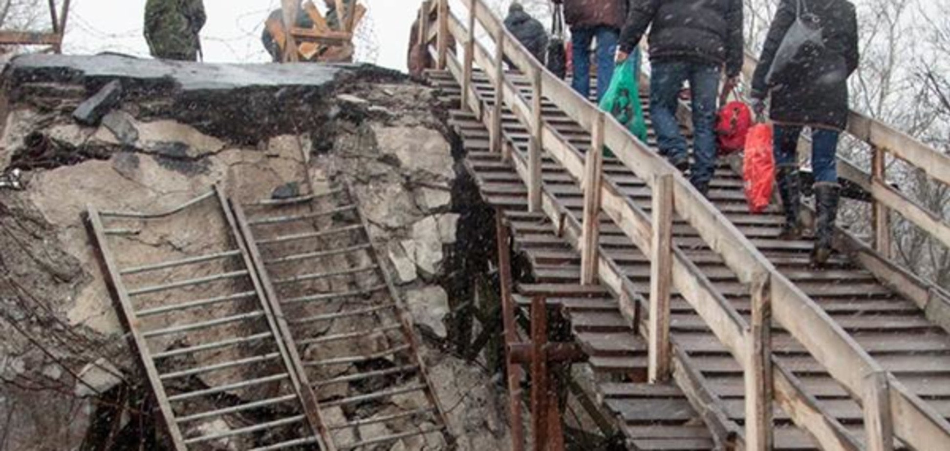 Не для слабаков: опубликованы фото жуткого пешеходного перехода в Станицу Луганскую