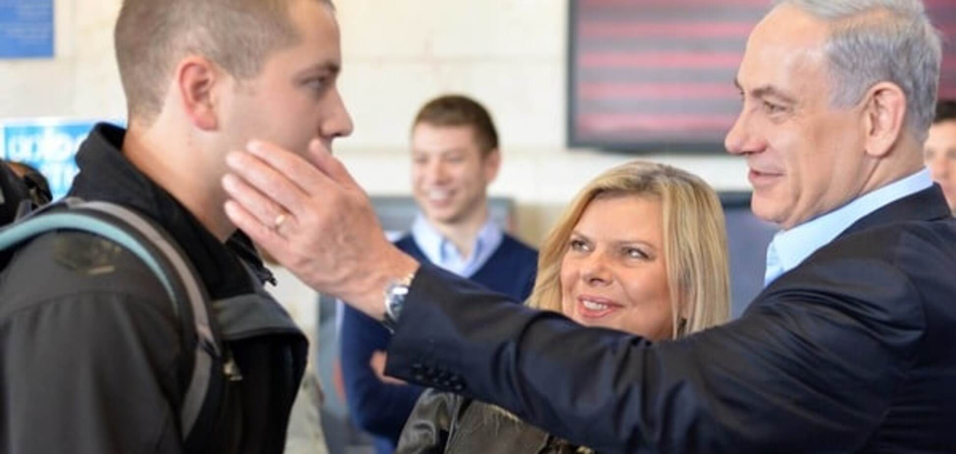 Премьер Израиля проводил сына в армию: опубликованы фото