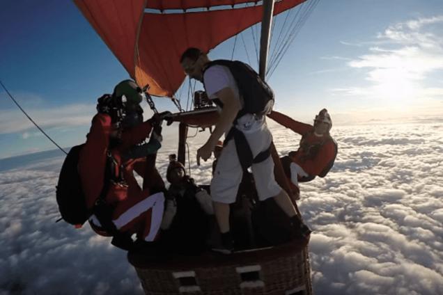 Знаменитый экстремал полуголым и без парашюта прыгнул с высоты 4000 метров