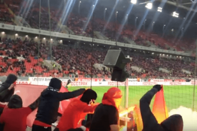 'Отомстили': российские фанаты сожгли флаг Турции во время матча