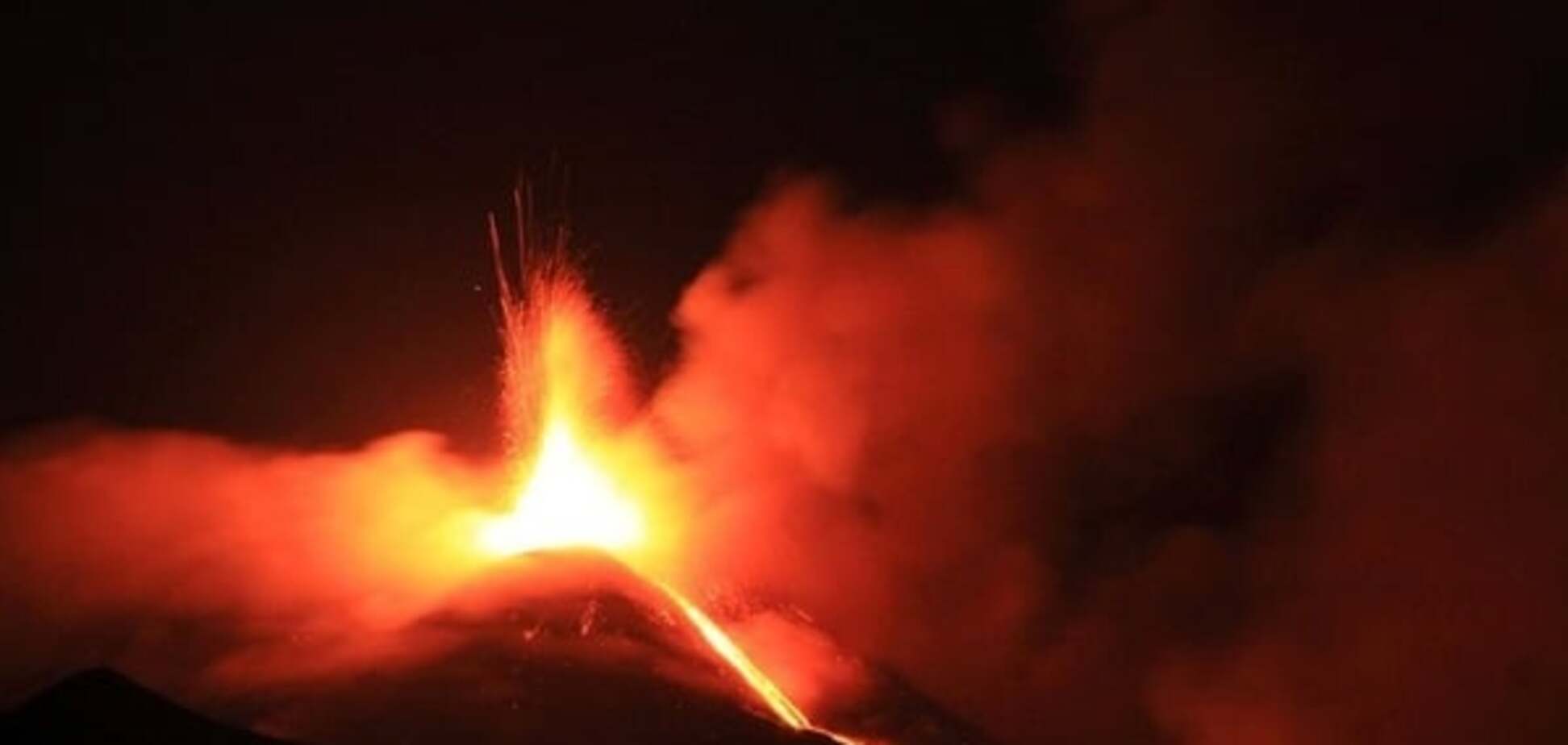 В Италии из-за извержения вулкана Этна закрыли авиаперелеты