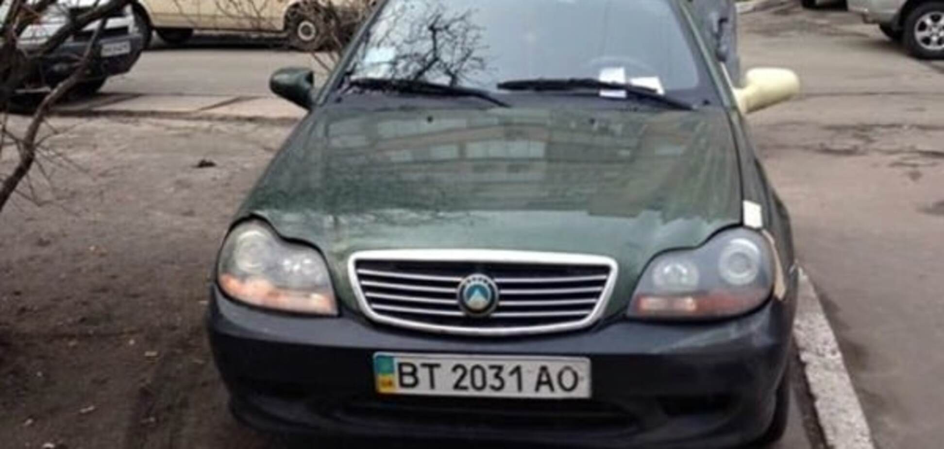 У Києві горе-водій припаркувався на клумбі і тротуарі одночасно