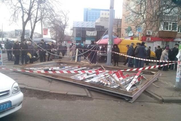 В Черкассах на головы людям рухнул билборд: семь пострадавших