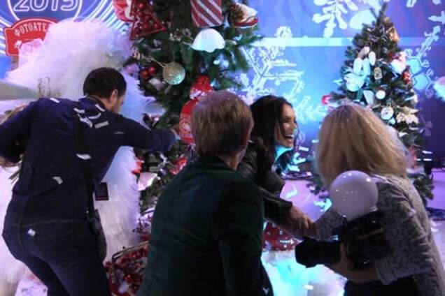 София Ротару упала под елку на съемках новогоднего 'огонька' в Москве: видеофакт