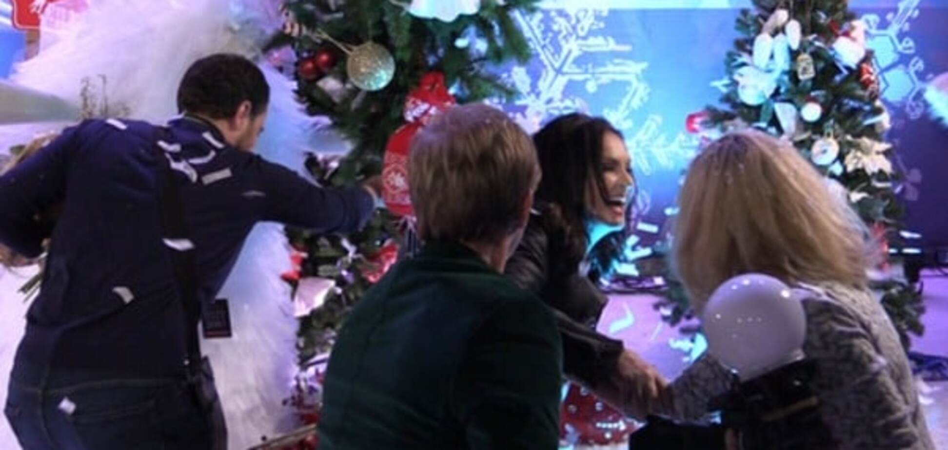 София Ротару упала под елку на съемках новогоднего 'огонька' в Москве: видеофакт