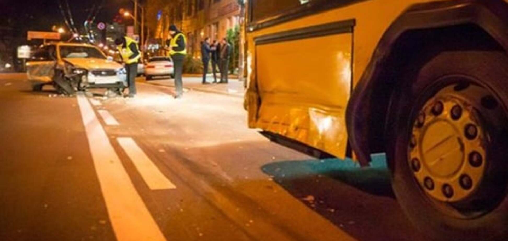 В Киеве пьяный водитель протаранил троллейбус