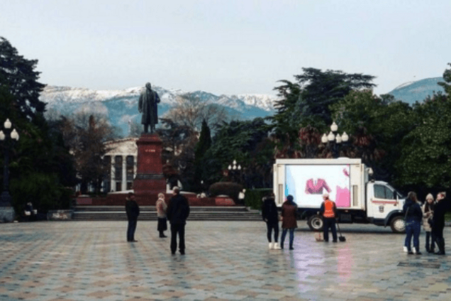 Крымчане проигнорировали российские 'зомбо-машины': фотофакт