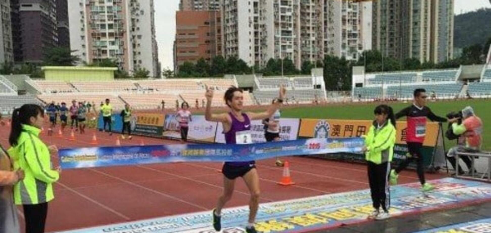 Украинские бегуны сенсационно выиграли марафон в Китае