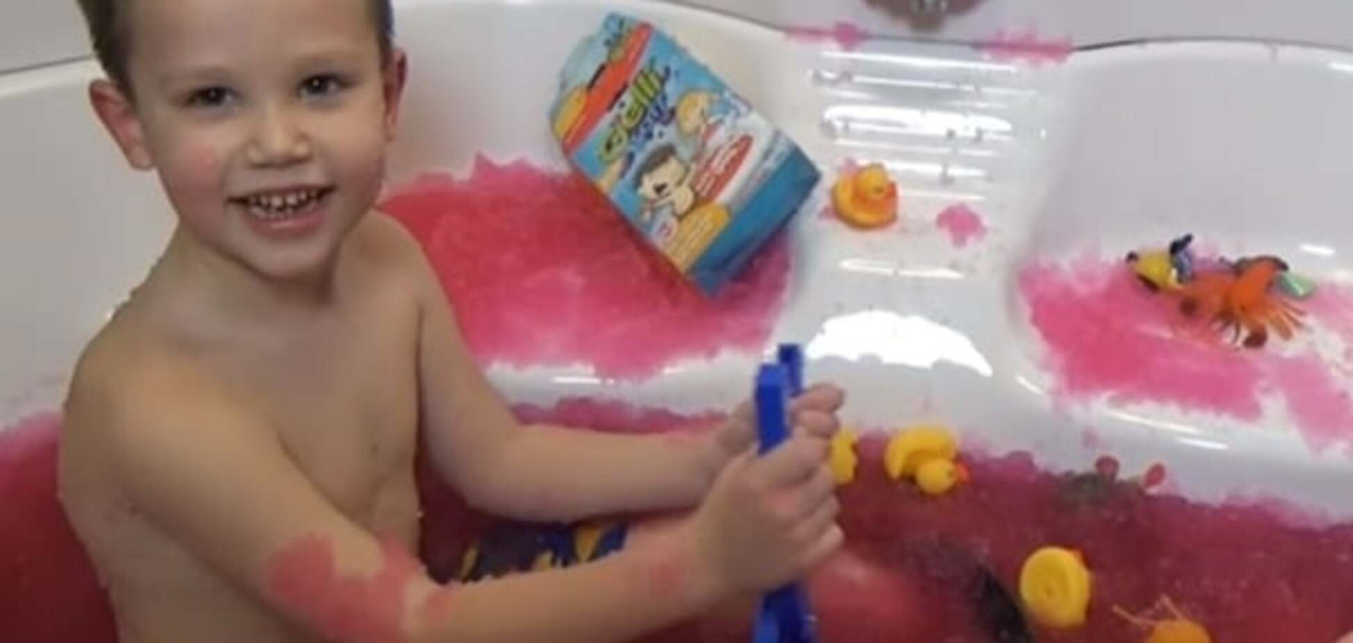 Ванна с цветным снегом: ноу-хау для детей во время купания