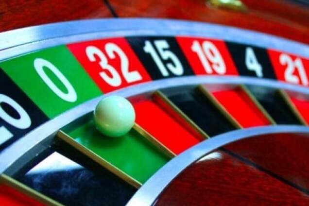 Переважна кількість українців проти ініціативи Яценюка легалізувати казино у готелях