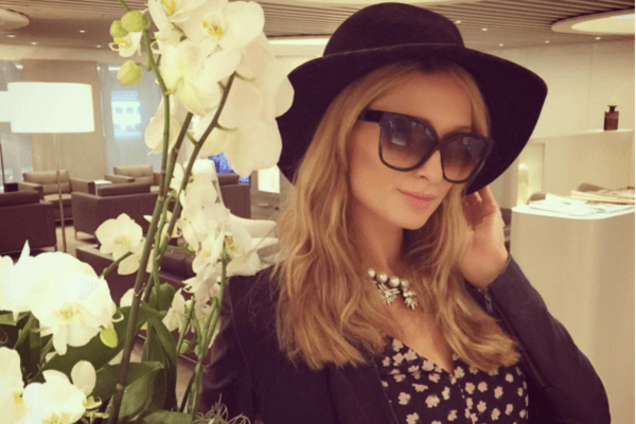 Пэрис Хилтон показала отсутствие груди в платье-шторе