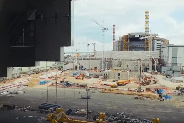Новое 'Укрытие': дрон заснял процесс возведения саркофага в Чернобыле