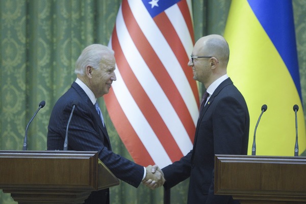 Яценюк пообещал Байдену 'пять важнейших реформ'