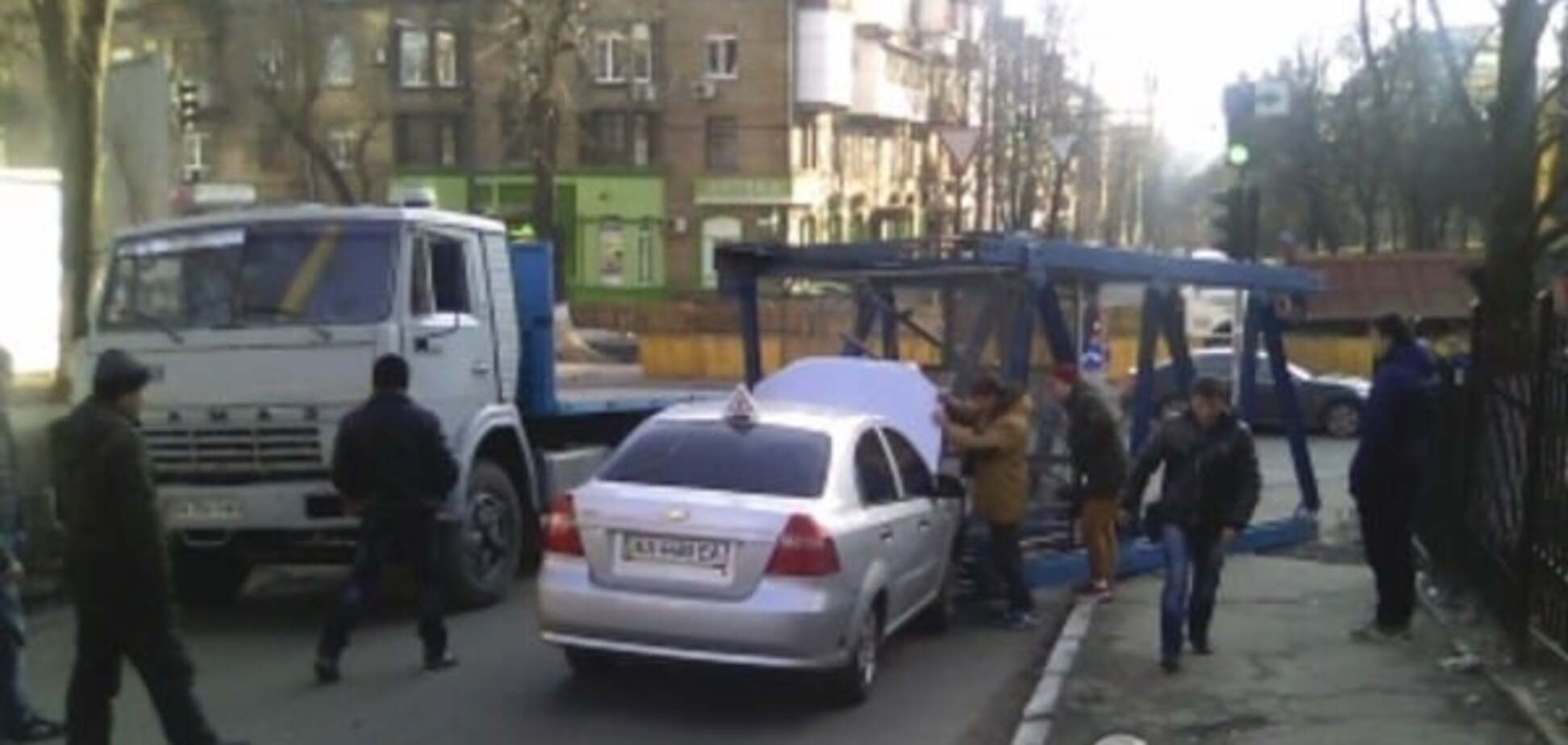 В Киеве на легковушку упала конструкция крана: опубликованы фото