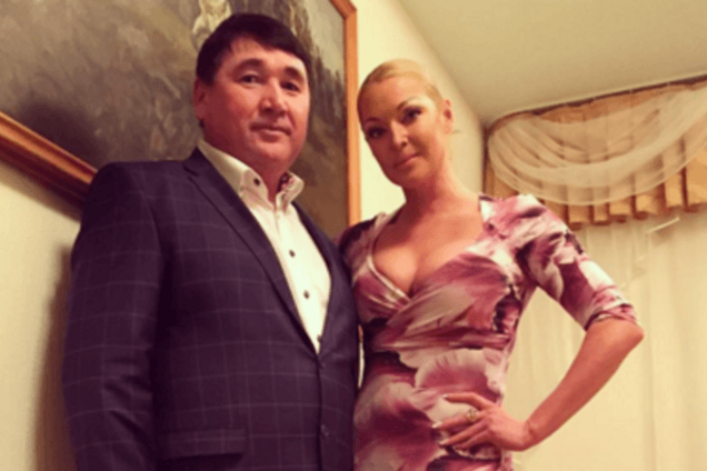 На ночь глядя: Волочкова в откровенном платье искала 'первого мужика' на деревне