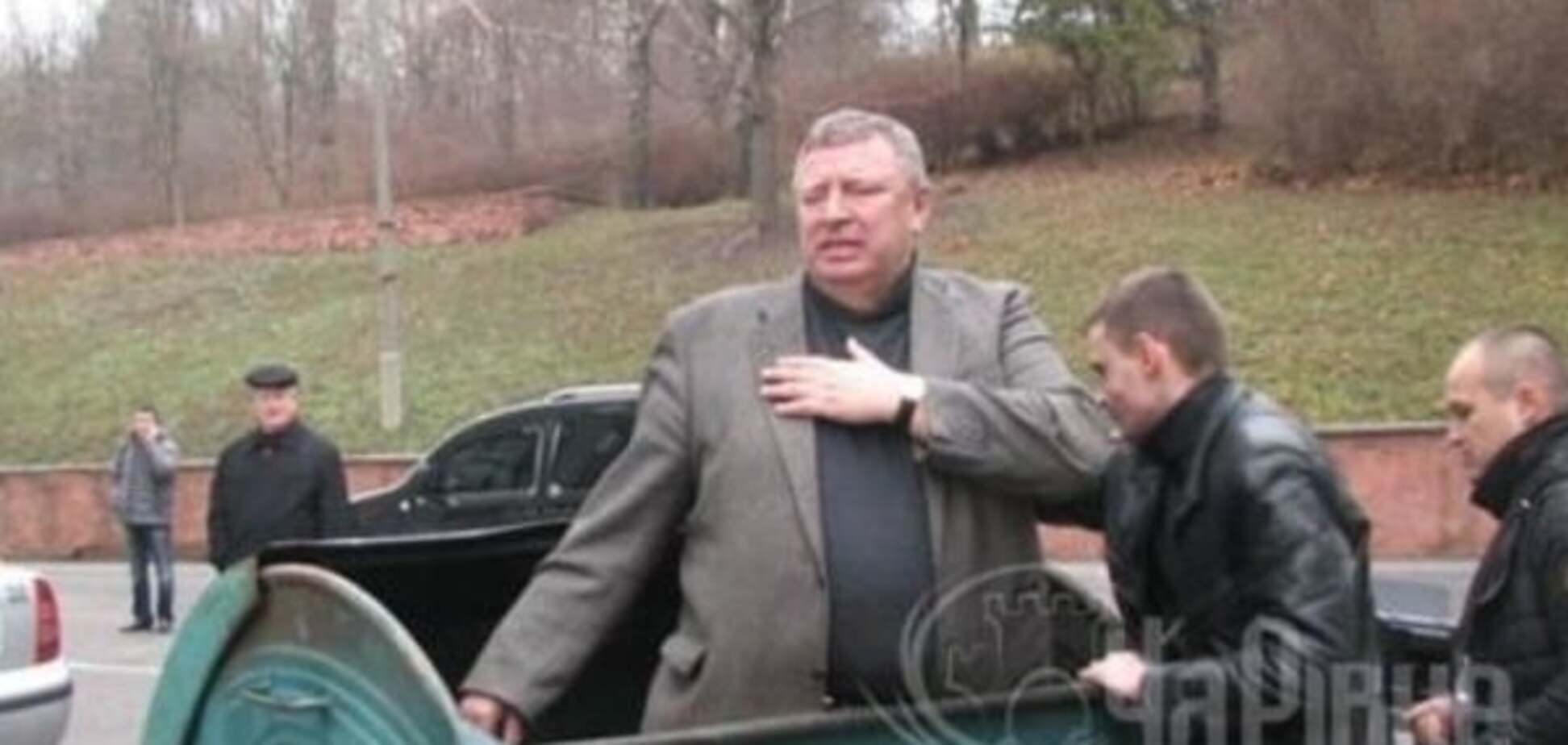 В Ривне активисты отпинали чиновника ногами и бросили в мусорку: фото- и видеофакт