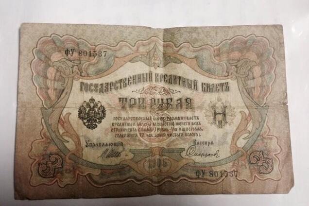 В Киеве 73-летняя пенсионерка отдала старинные купюры: просит волонтера 'помочь живым'