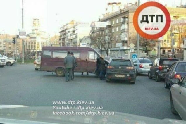 В Киеве на неработающем светофоре столкнулись 'ГАЗель' и Seat: опубликованы фото