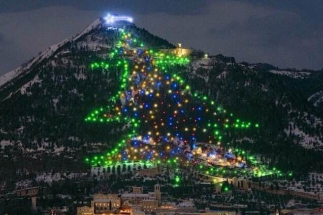 Елка-рекордсменка: в Италии загорелся удивительный рождественский шедевр