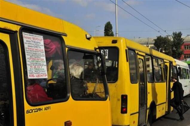 Долетались: в Киеве маршрутки устроили ДТП, есть пострадавший