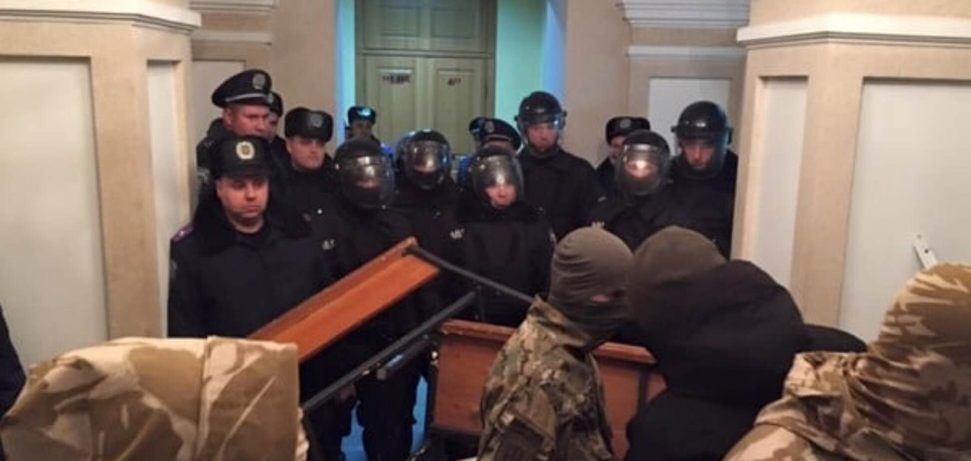 Боєць 'Правого сектора' пригрозив підірвати будівлю суду в Кіровограді