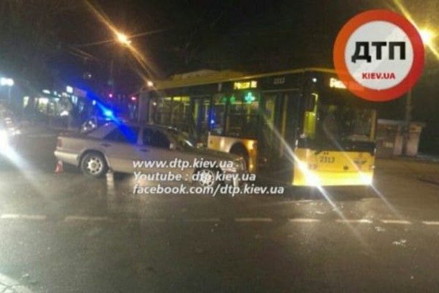 На Лукьяновке автомобиль врезался в троллейбус, устроив крупный затор