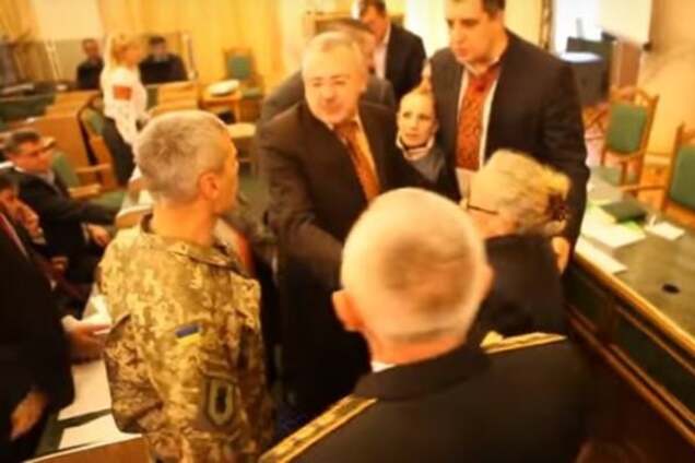 Скандал у Львівській облраді: депутати влаштували бійку під час сесії. Відеофакт