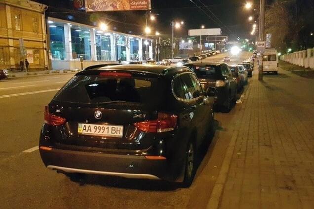 В Киеве четыре автохама заблокировали остановку транспорта: фотофакт
