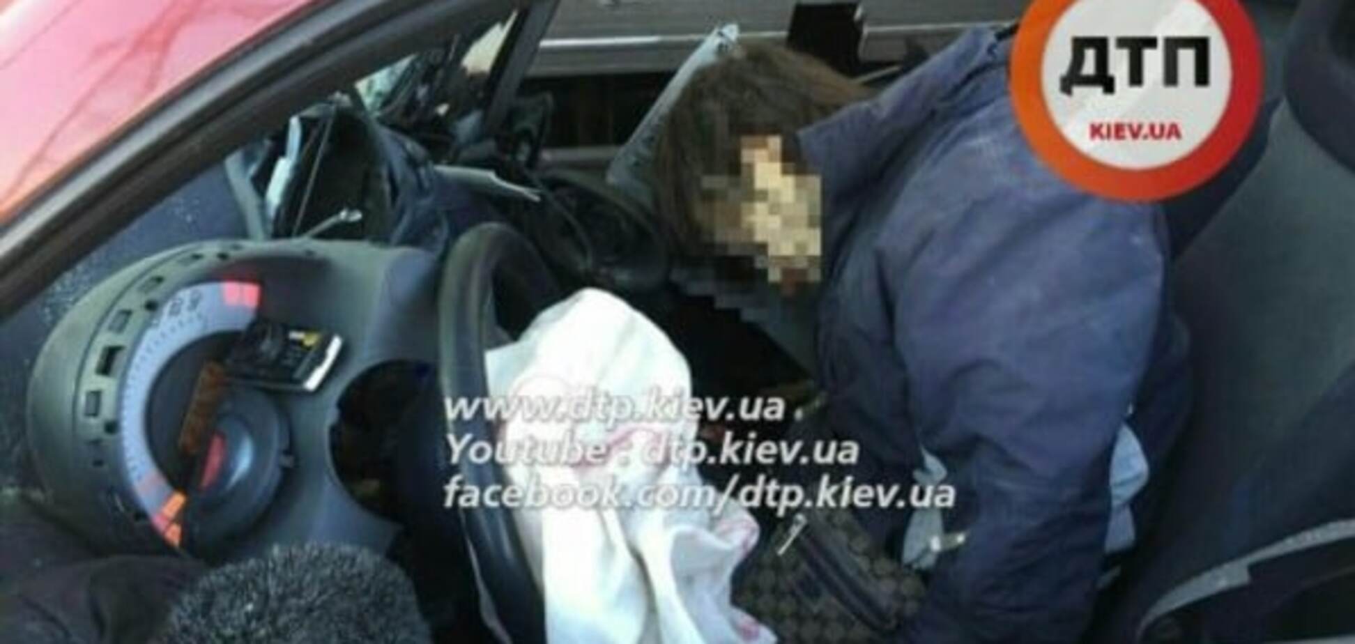 Под Киевом мини-автомобиль врезался в фуру, есть погибший