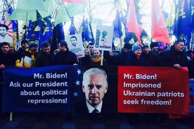 Митингующие под Радой призвали Байдена заступиться за Корбана