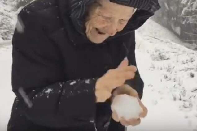 Сеть покорило видео, как 101-летняя бабушка радовалась снегу