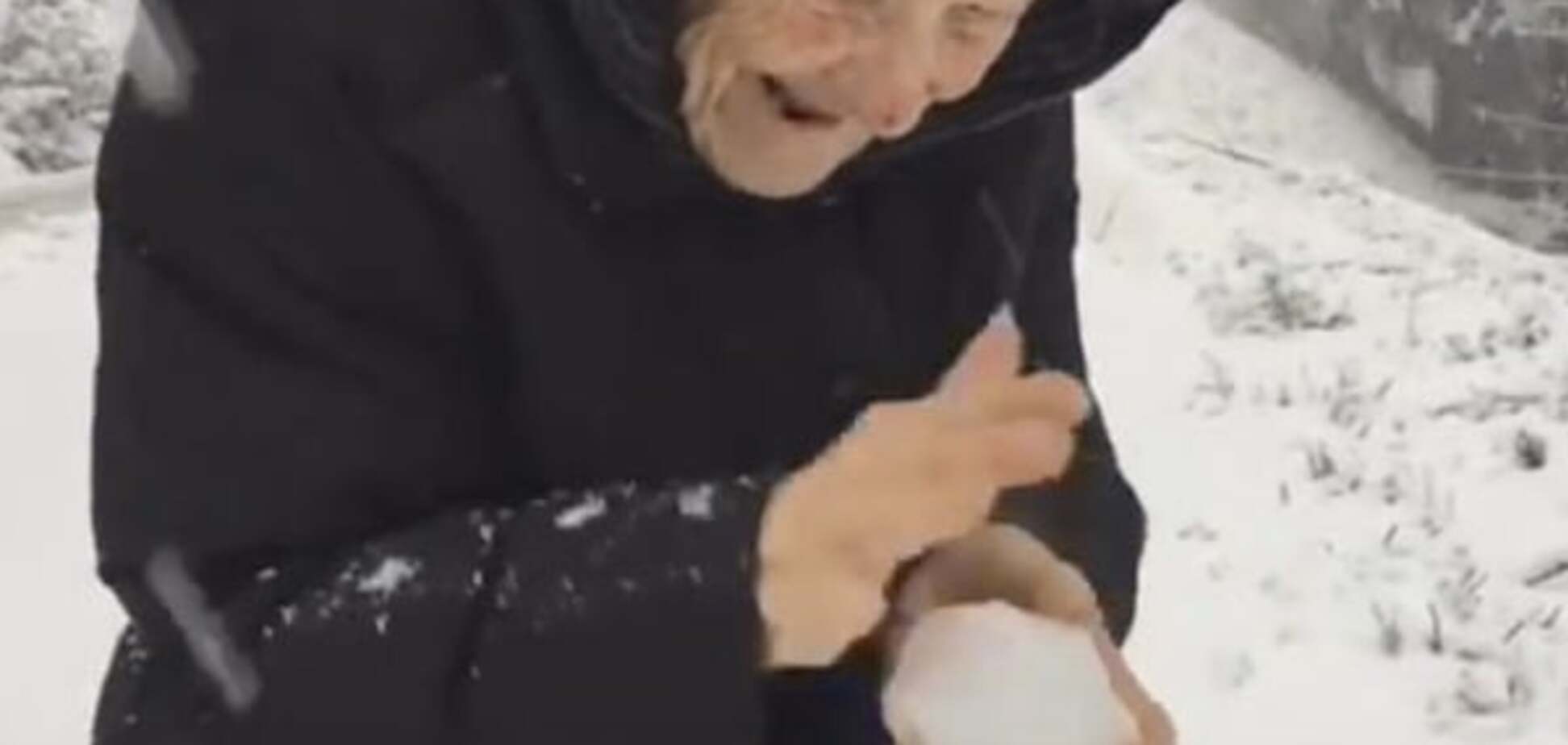 Сеть покорило видео, как 101-летняя бабушка радовалась снегу