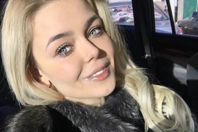 Алина Гросу в кожаном платье позировала возле сарая: фотофакт