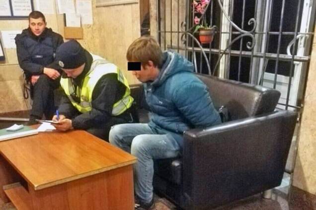 Напал возле банкомата: в Киеве грабитель отобрал у женщины сумку