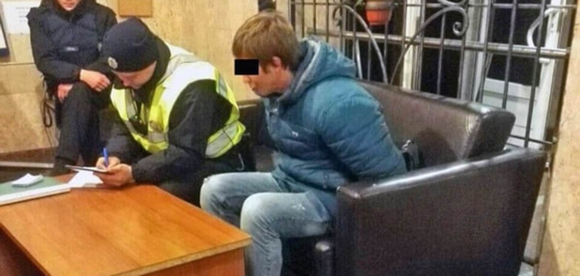 Напав біля банкомату: у Києві грабіжник відібрав у жінки сумку