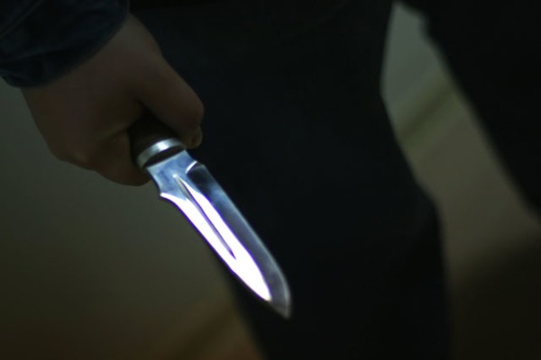 Не было денег: в Киеве мужчина с ножом требовал батон