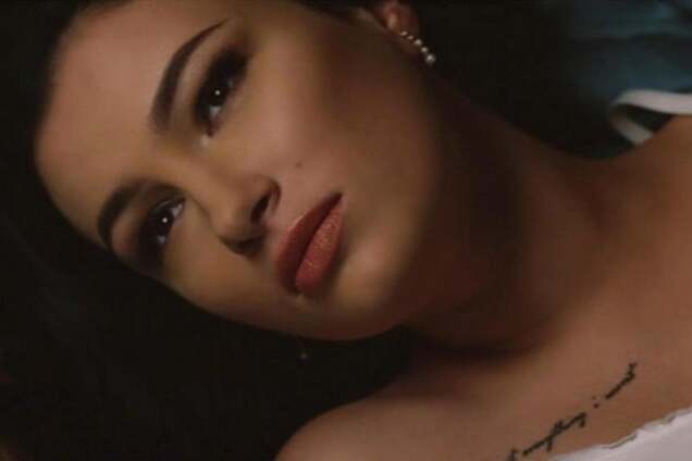 Не трагедия: Анастасия Приходько с бородой соблазнила и поцеловала блондинку