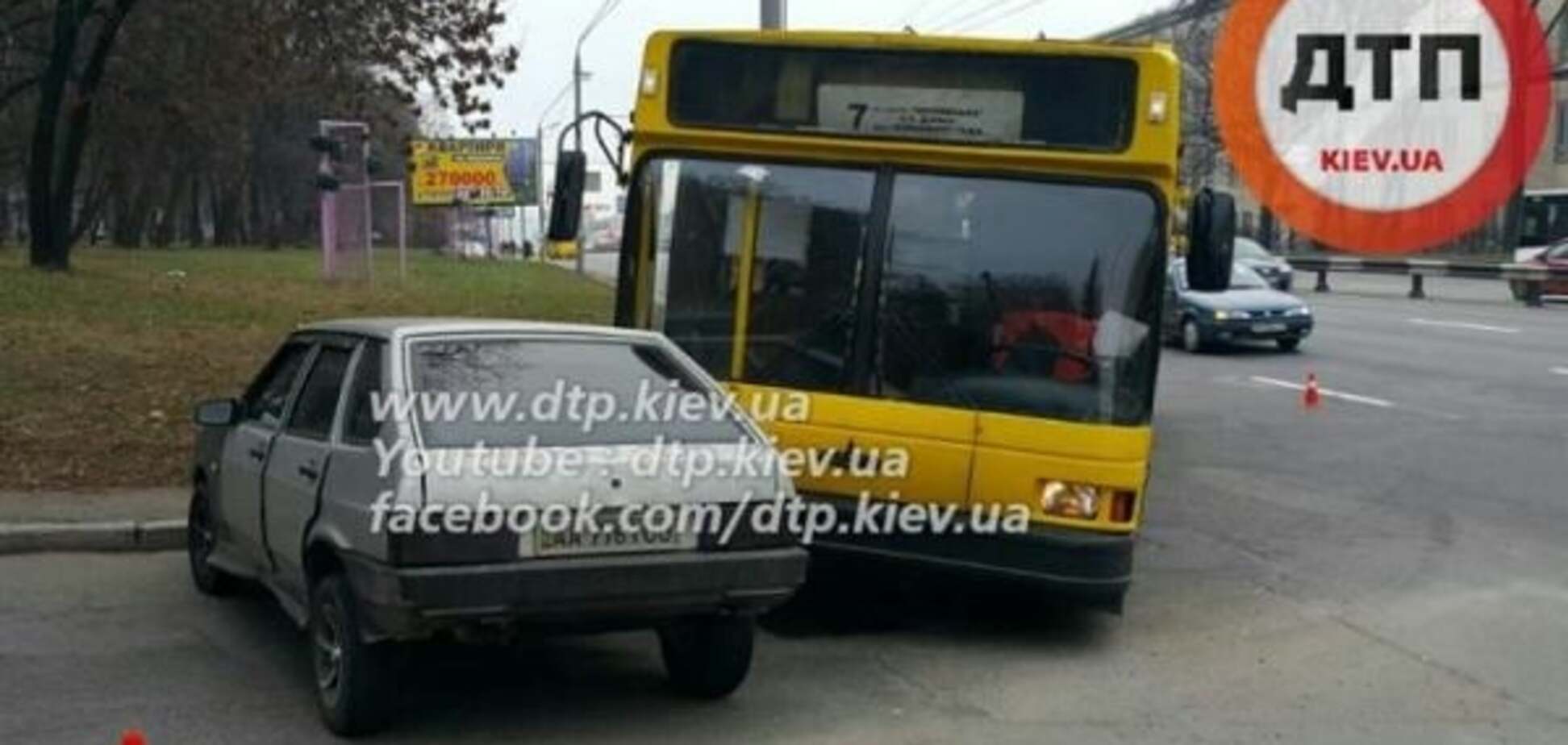 Вот, новый поворот: в Киеве ВАЗ столкнулся с троллейбусом