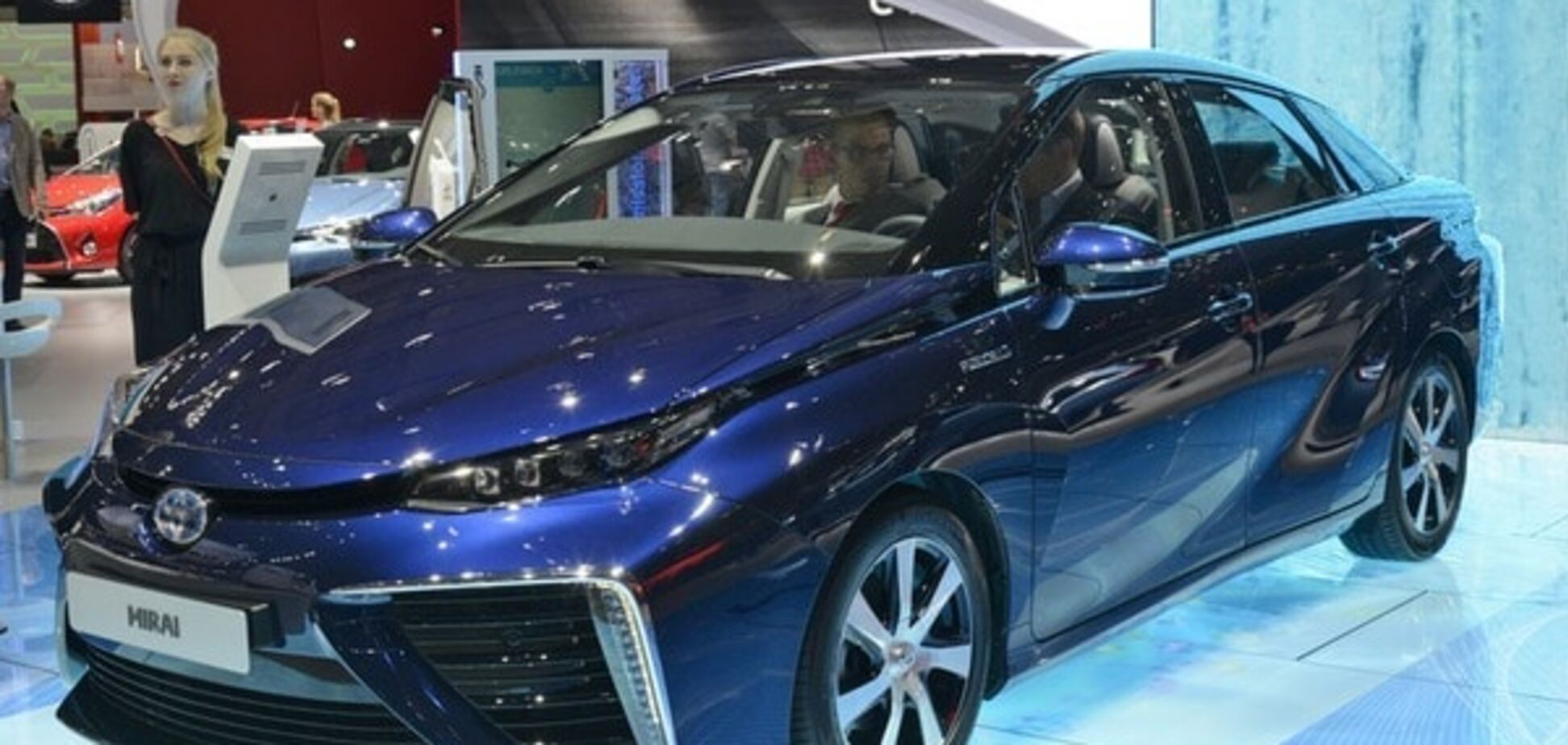 Toyota представила перший автомобіль з водневим двигуном: опубліковано фото і відео