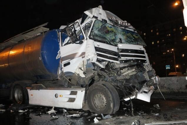 В Киеве грузовик с цистерной вина протаранил фуру