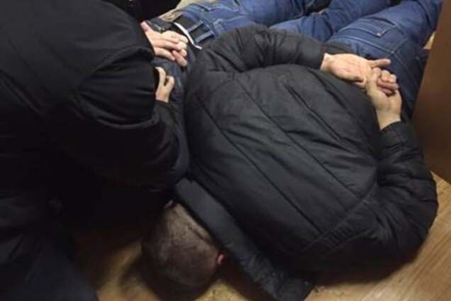 В Киеве задержали двух чиновников: брали взятки бензином