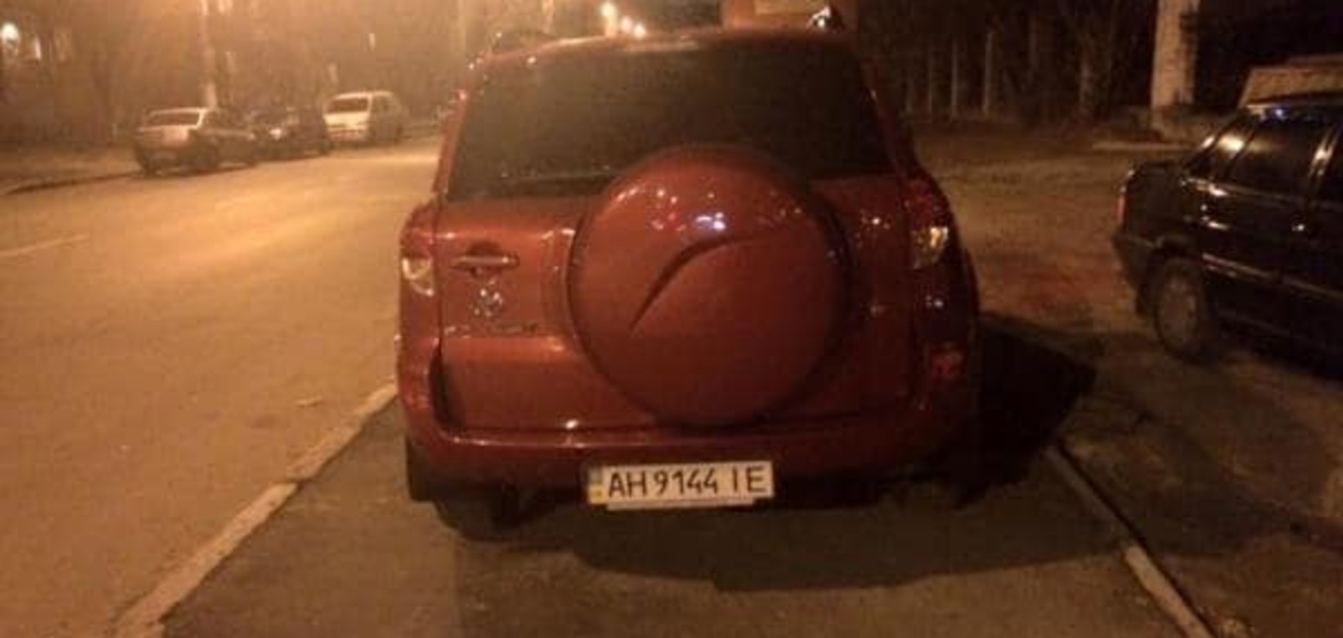 Герой парковки: в Киеве горе-водитель получил письмо за перекрытый тротуар