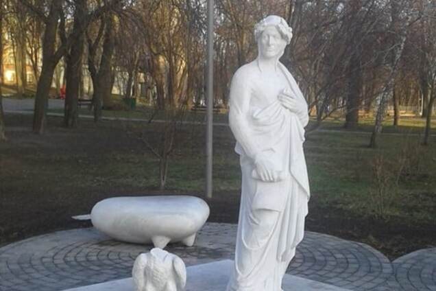 Оторвали голову: в Киеве вандалы повредили новую скульптуру