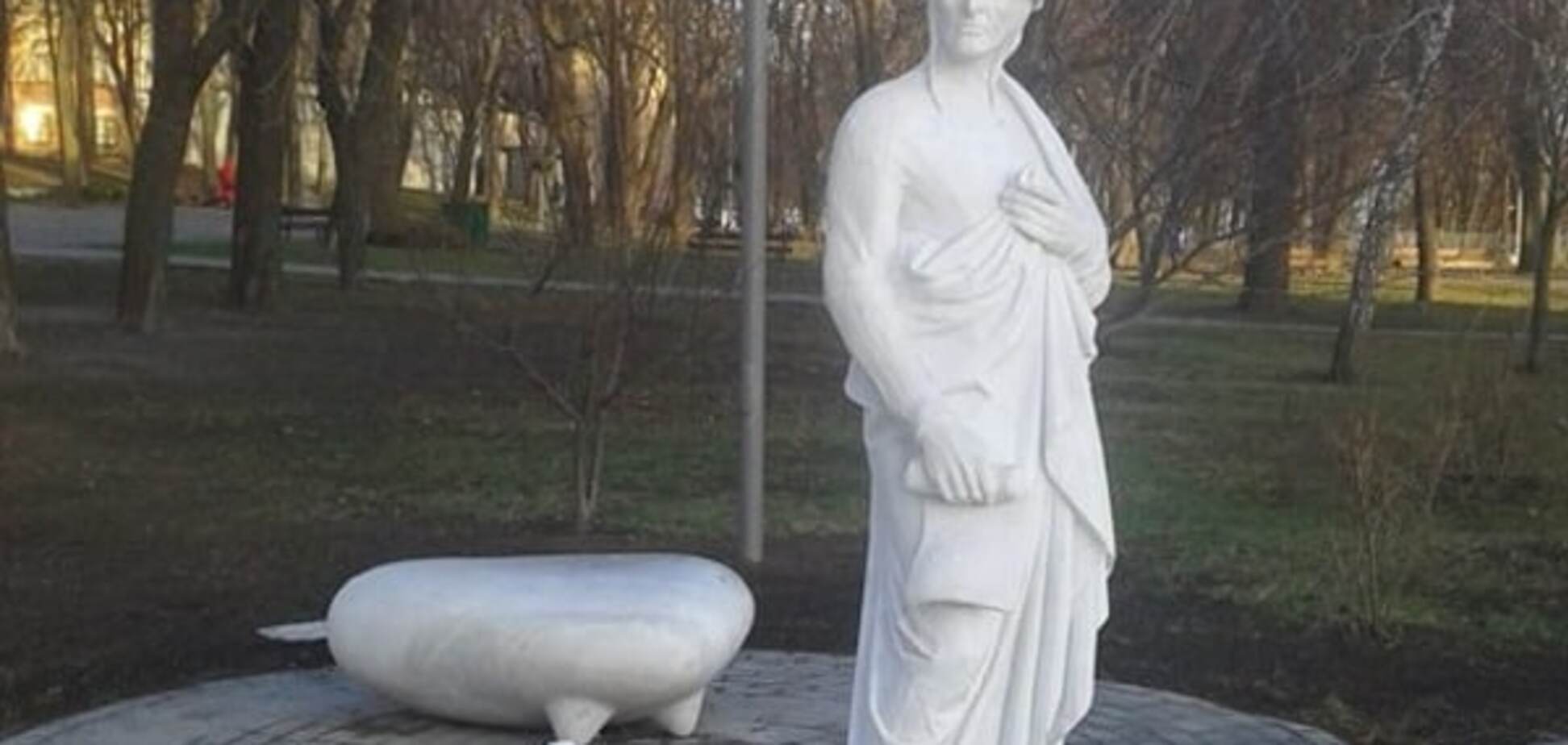 Відірвали голову: в Києві вандали пошкодили нову скульптуру