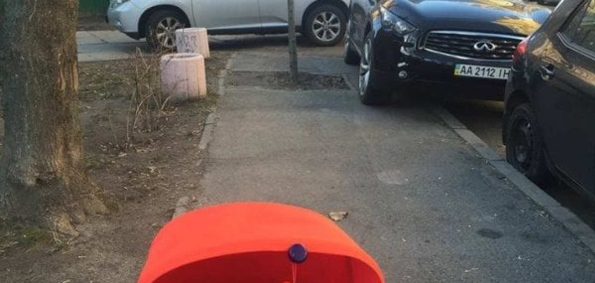 Герой парковки: у Києві горе-водії завадили прогулянці мами з дитиною