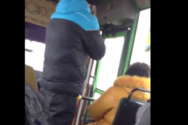 В Харькове водитель маршрутки демонстративно включил песню: 'Вставай, Донбасс! Погоним вместе хунту!'. Видеофакт