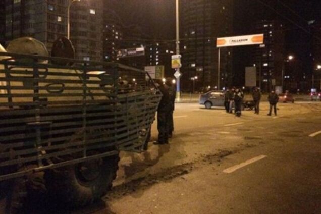 В Киеве БТР столкнулся с двумя легковыми автомобилями: фото ДТП